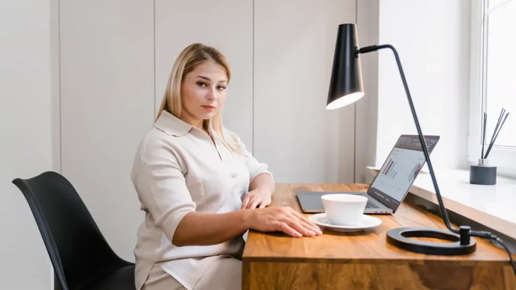 Kobieta pracująca przy laptopie w domowym biurze